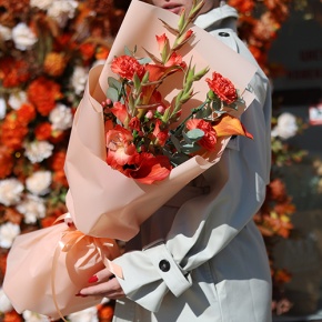 Букет "На закате дня" из гладиолусов, калл, гиперикума и диантусов в Рузе