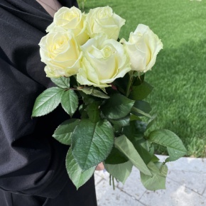 Букет из 5 белых роз (70 см) в Рузе