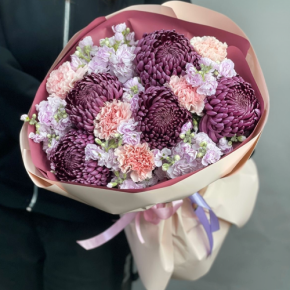Букет "Софи" из хризантем Бигоуди, диантусов и ароматных маттиол в Рузе