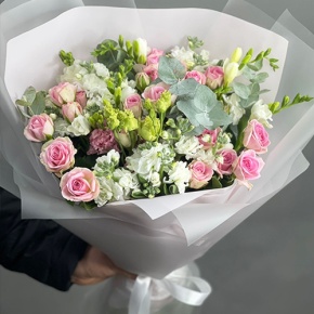Букет "Особый случай " из ароматных маттиол, фрезий и кустовых роз в Рузе