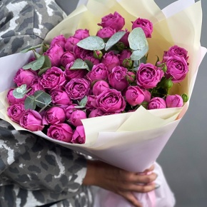 Букет "Малиновый бисквит" из кустовых и пионовидных роз и эвкалипта в Рузе
