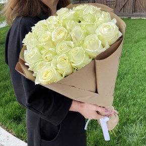 Букет из 25 белых роз в крафте (70 см) в Рузе
