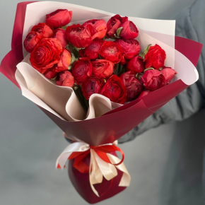 Букет из 21 красного ранункулюса в Рузе