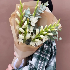 Букет из 5 белых гладиолусов и эвкалипта в Рузе