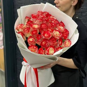 Букет " Клубничный коктейль" из 35 бело-красных роз в Рузе