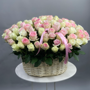 Композиция в корзине из 101 кенийской розы пастельный микс (40 см) в Рузе