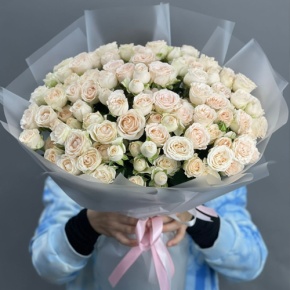 Букет из 35 кремовых кустовых роз (50 см) в Рузе