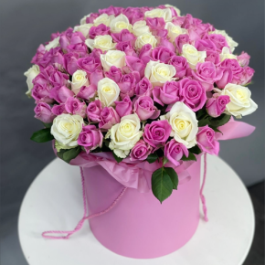 Композиция в шляпной коробке из 151 розы кения микс в Рузе