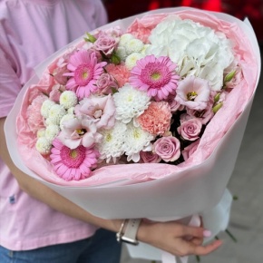 Букет "Розовые облака" из хризантемы, кустовых роз, диантусов, гортензии и эустом в Рузе