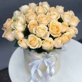 Композиция в шляпной коробке из 35 кремовых кенийских роз в Рузе