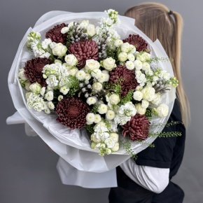 Букет "Шоколадный френч" из кустовых роз, хризантем Бигоуди, брунии, ароматных маттиол и сантини в Рузе