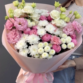 Букет "Задыхаюсь от нежности" из хризантемы, кустовых пионовидных роз, диантусов и эустом в Рузе