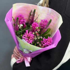 Букет "Вспышка" из гиацинтов, хамелациума и вероники в Рузе