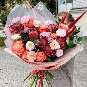 Букет "Каркаде" из хризантем Бигоуди и Момоко, роз Эквадор Кахала, озатамнуса,  эустом, протеи, и диантусов в Рузе
