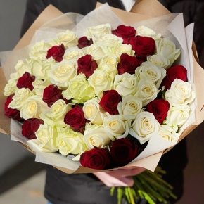 Букет 51 белая и красная роза (50 см) в Рузе