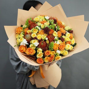 Букет "Осенние грёзы" из лейко, роз, фрезий, скиммии, молюцеллы и лейко в Рузе