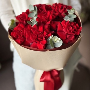 Букет "Красная пантера" из 7 роз Эквадор и эвкалипта в Рузе
