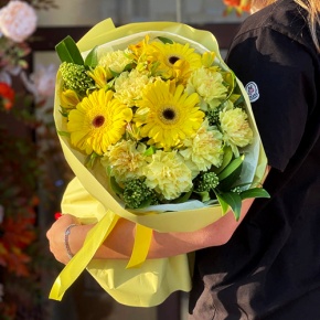 Букет "Солнечная пора" из гербер, альстромерий, скиммии и диантусов в Рузе