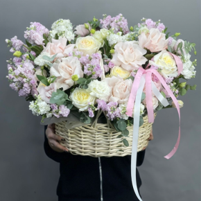 Композиция в корзине из роз Эквадор и ароматных маттиол в Рузе