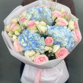 Букет "Легкий ветерок" из роз, конифера и гортензий в Рузе