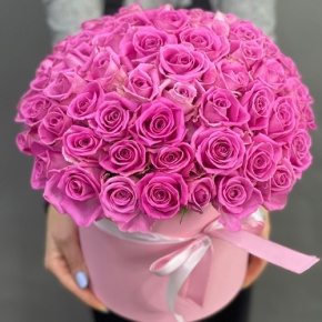 Композиция в шляпной коробке из 71 кенийской розы в Рузе