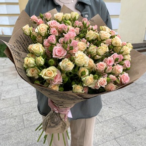 Букет из 19 кустовых роз в крафте (60 см) в Рузе