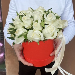 Композиция в шляпной коробке из 25 белых роз в Рузе