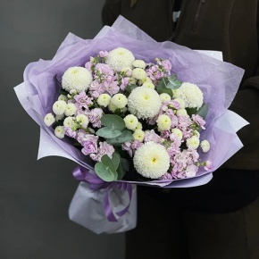 Букет "Ванила" из хризантем сантини, Момоко, эвкалипта и ароматных маттиол в Рузе