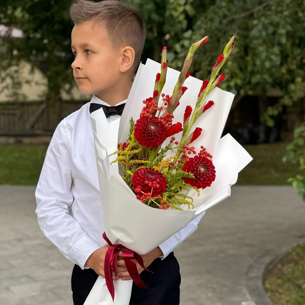 Букет на 1 сентября с красными гладиолусами, георгинами и калиной в Рузе