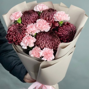 Букет из хризантем Бигоуди и розовых диантусов в Рузе