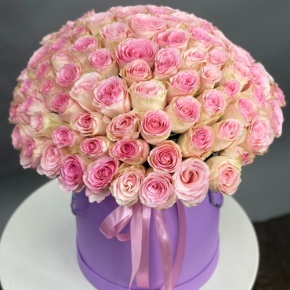 Композиция в шляпной коробке из 151 розы кения в Рузе