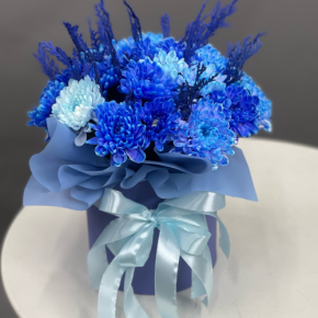 Композиция в шляпной коробке "Магия синего" из хризантем и конифера в Рузе
