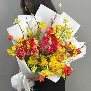 Букет с кустовыми ранункулюсами, антуриумом, тюльпанами и нарциссами в Рузе