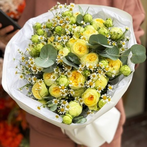 Букет "Иветта" из лимонных пионовидных кустовых роз и ромашек в Рузе