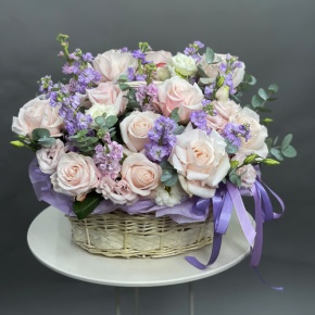 Композиция в корзине из французских роз и ароматных маттиол в Рузе