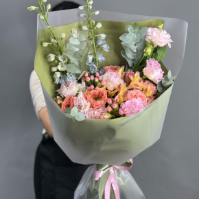 Букет "Таинственное очарование" из мазровых роз Риджентс парк, гиперикума, альстромерий, эустом и дельфиниума в Рузе