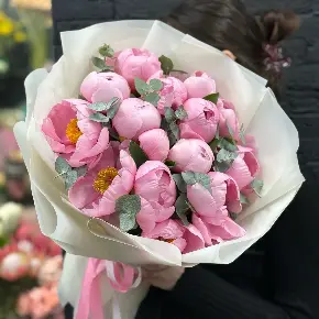 Букет из 15 лососевых пионов с эвкалиптом в Рузе