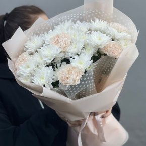 Букет из хризантем и диантусов пудра в Рузе
