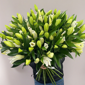 Объемный букет из 27 ароматных белых лилий в Рузе