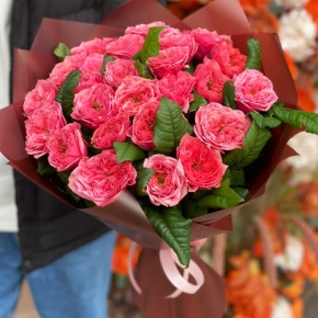 Букет из 25 махровых пионовидных роз Риджентс парк  (60 см) в Рузе