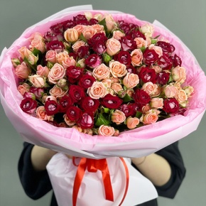 Букет "Рубиновый гранит" из 35 кустовых роз микс (50 см) в Рузе