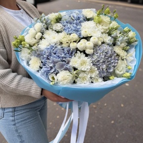 Букет "Голубые облака" из хризантемы, диантусов, Голландской гортензии, дельфиниума и эустомы в Рузе