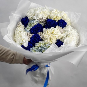 Букет "Моника" из белых гортензий, синих роз Эквадор и озатамнуса в Рузе