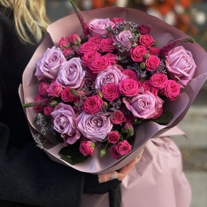 Букет "Малиновый вечер" из кустовых малиновых роз, вероники, лимониума и роз Меритим в Рузе