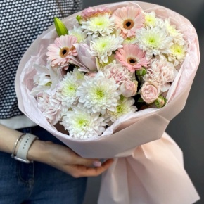 Букет "Дружба" из хризантемы, пионовидной лилии, гербер, диантусов и кустовых роз в Рузе