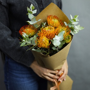 Букет "Гости из будущего" из 5 лейко и эвкалипта в Рузе