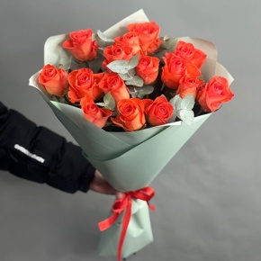Букет из 15 морковных роз с эвкалиптом (50 см) в Рузе