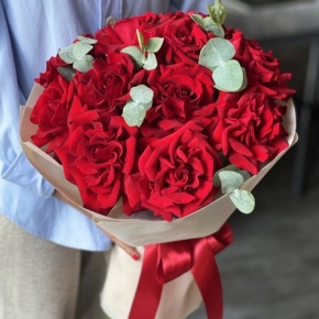 Букет "Красная пантера" из 13 роз Эквадор и эвкалипта в Рузе