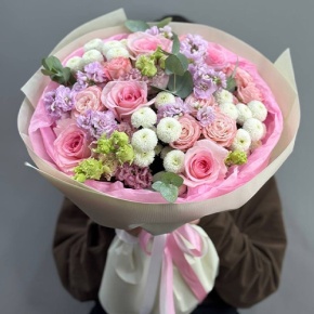 Букет "Влюбленный" из хризантем Ньютон, ароматных маттиол, эустом и пионовидных роз в Рузе