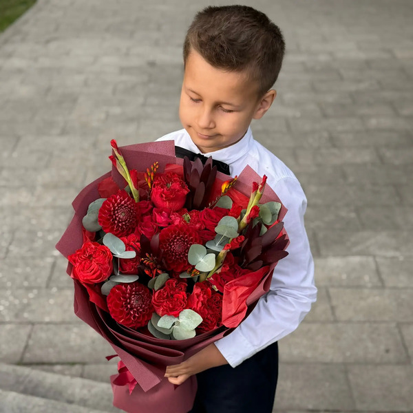 Букет с георгинами, розами и леукадендроном в Рузе